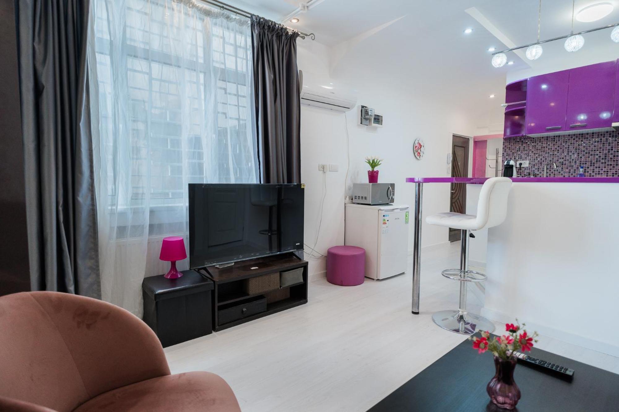 Ultra Central White & Lila Studio Bukares Bagian luar foto