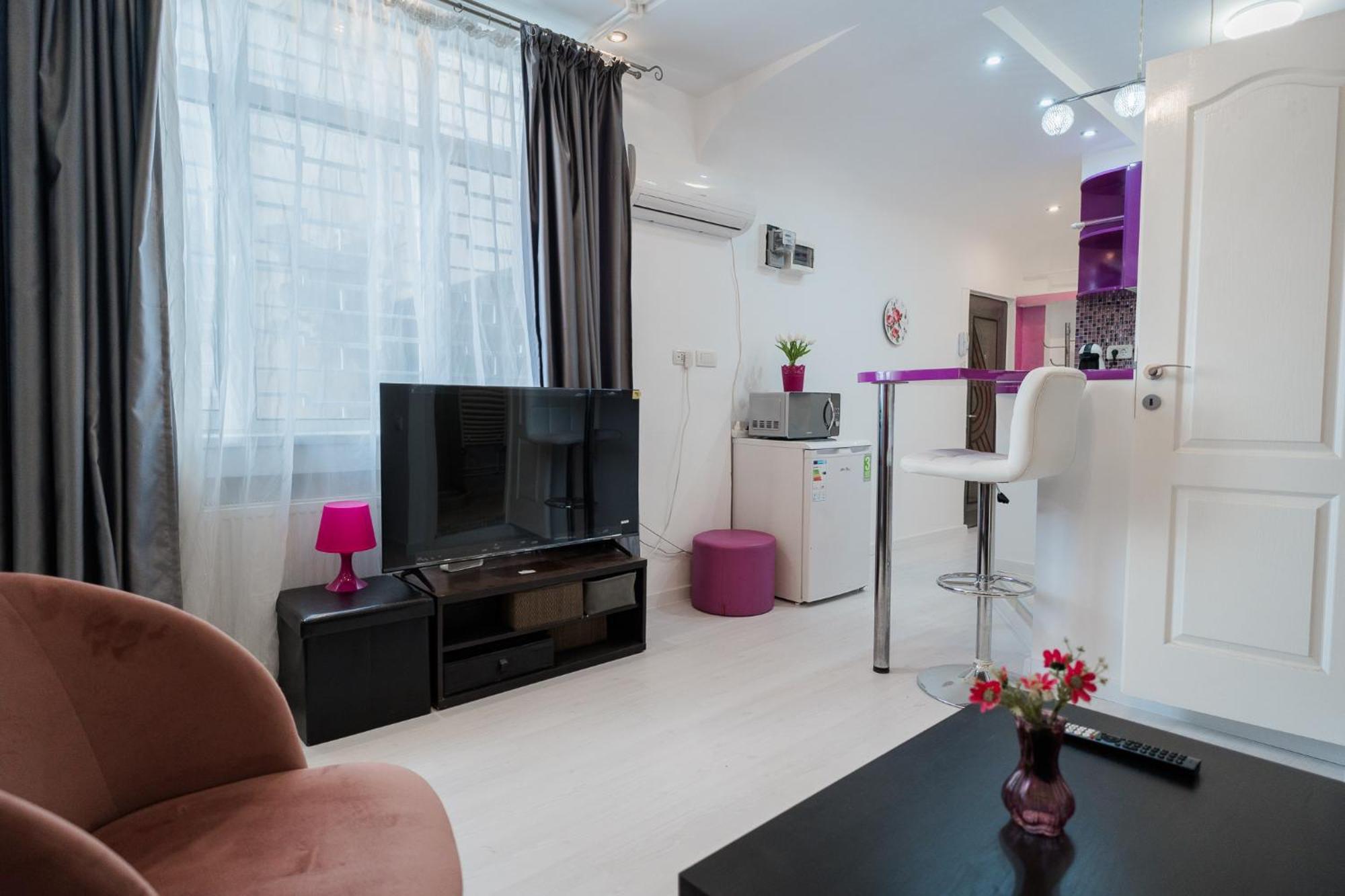 Ultra Central White & Lila Studio Bukares Bagian luar foto