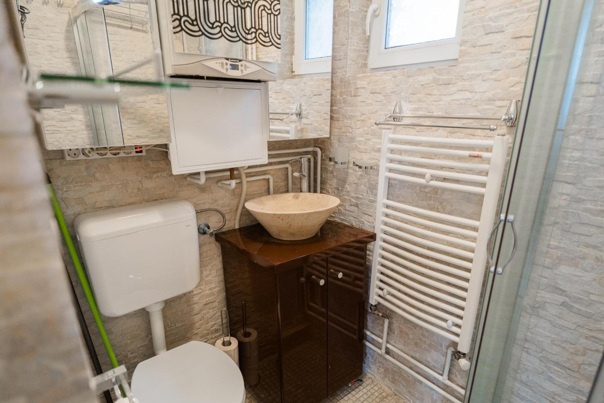 Ultra Central White & Lila Studio Bukares Bagian luar foto